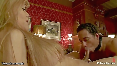 Latina fucks two dudes with her big booty in a hardcore scene